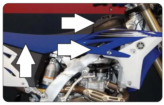 Dynojet WR450F Power Commander 6 Yamaha - Remove the seat