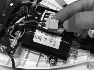 Razor W15156208003 Hovertrax Prizma Battery Replacement-- Step 3