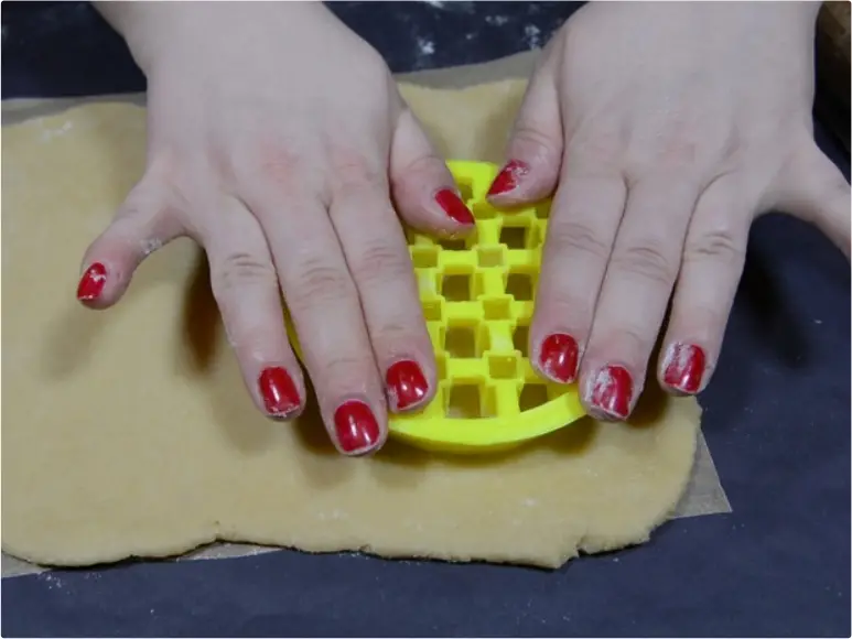 Mini Apple Pies Made with 3D Printed Lattice Cutter 10