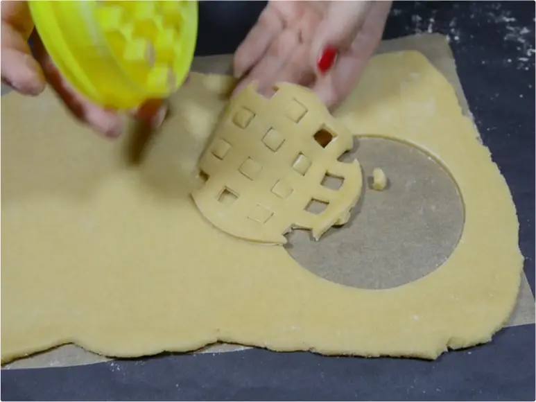 Mini Apple Pies Made with 3D Printed Lattice Cutter 11