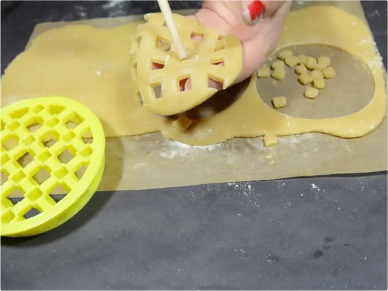 Mini Apple Pies Made with 3D Printed Lattice Cutter 12