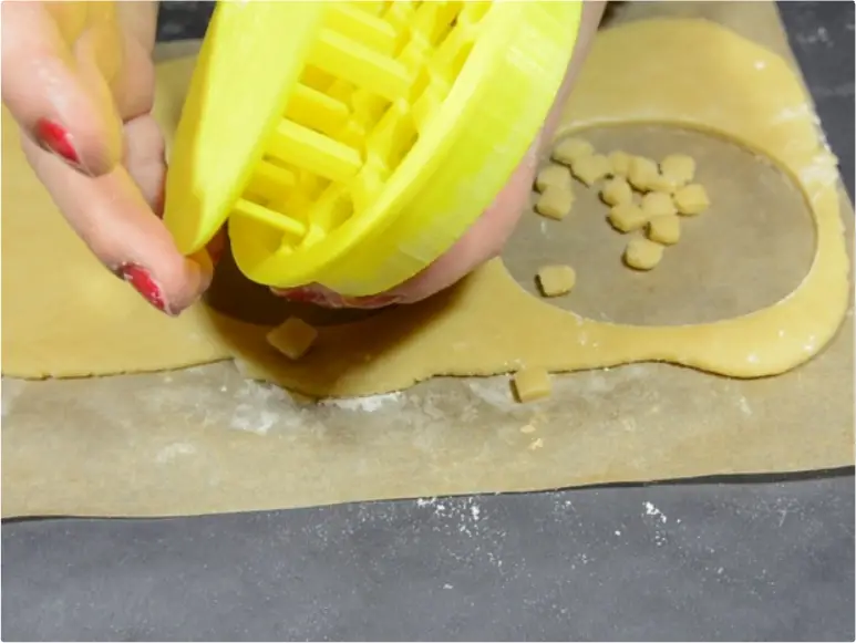 Mini Apple Pies Made with 3D Printed Lattice Cutter 14