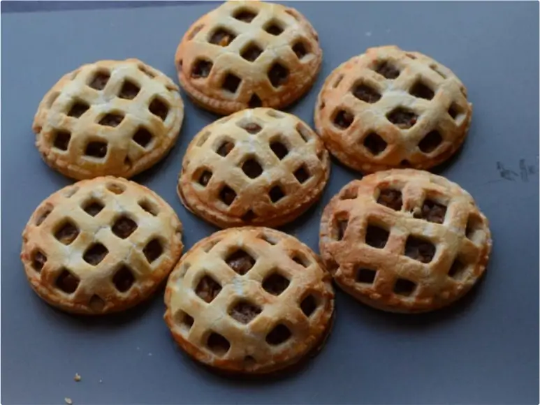 Mini Apple Pies Made with 3D Printed Lattice Cutter 25