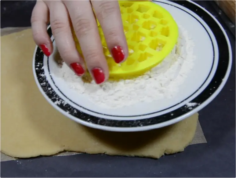 Mini Apple Pies Made with 3D Printed Lattice Cutter 9