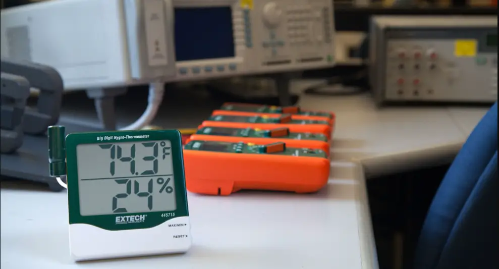 Extech 445715 Big Digit Remote Probe Hygro-thermometer Instruction Manual