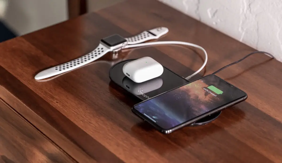 Mophie 3-in-1 Wireless Charging Pad User Manual Mophie 3-in-1 Wireless Charging Pad User Manual