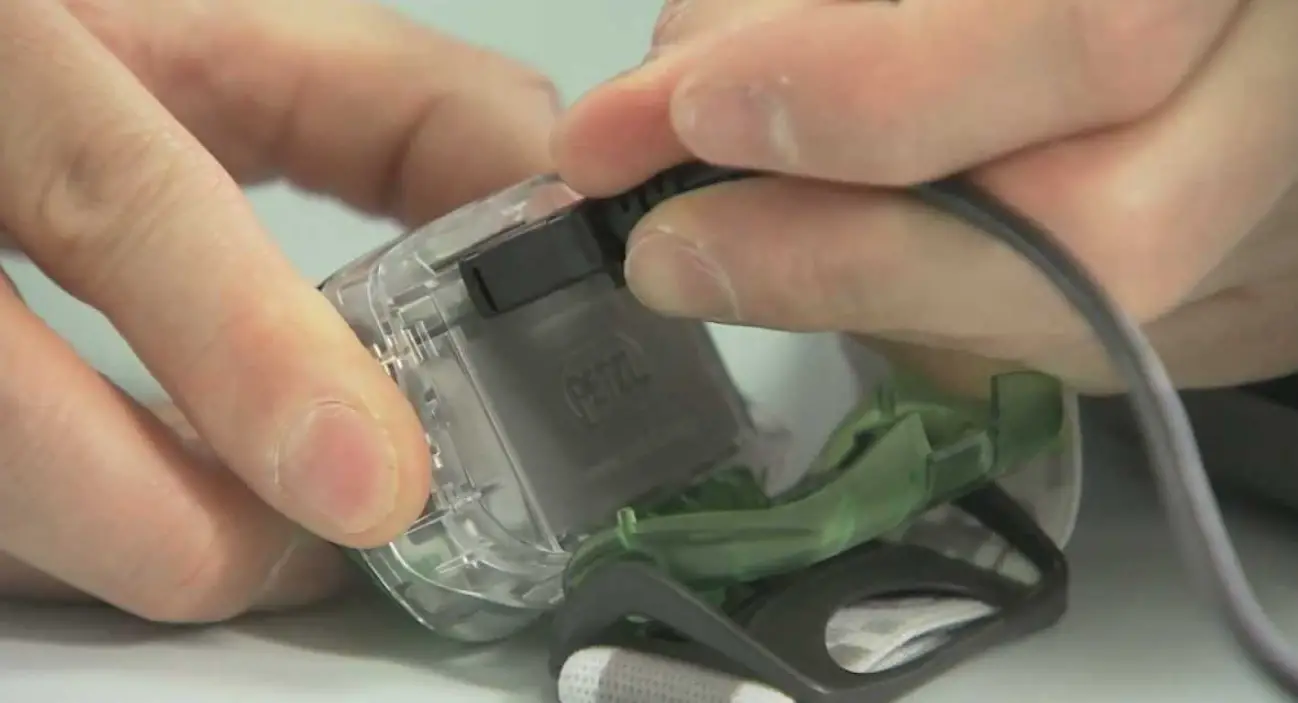 Petzl Batteries Rechargeable R2 User Manual Petzl Batteries Rechargeable R2 User Manual