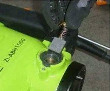 ZI-ABH1500D - Changing the carbon brushes 2