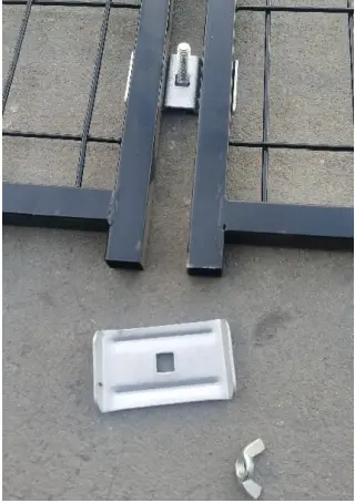 Fudajo 62398 Dog Kennel Fixing the clamps Step 3