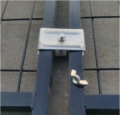 Fudajo 62398 Dog Kennel Fixing the clamps Step 4