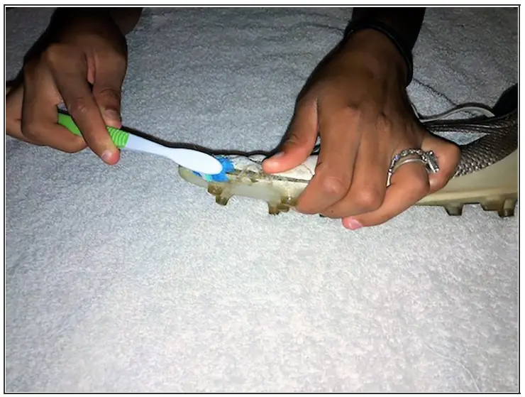 IFIXIT Ripped Soccer Cleat Repair Technique-fig1