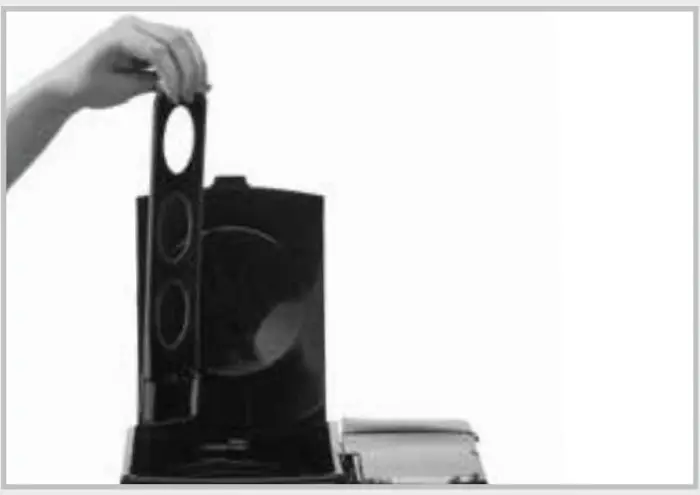 INSERTING THE WATER FILTER