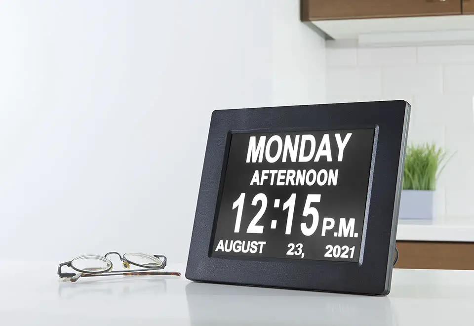 Sharper Image 207279 Easy To Read Digital Clock User Guide