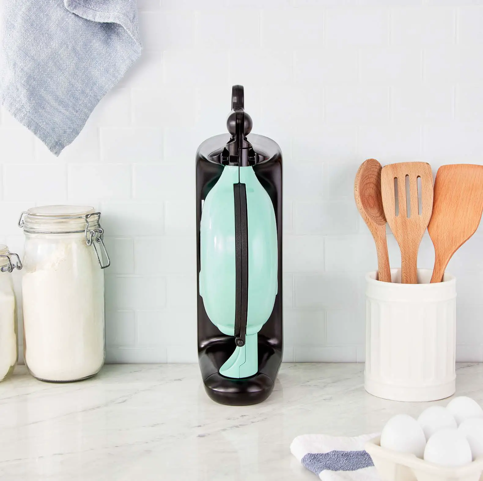 DASH-D-DBWM600-Flip-Belgian-Waffle-Maker-15