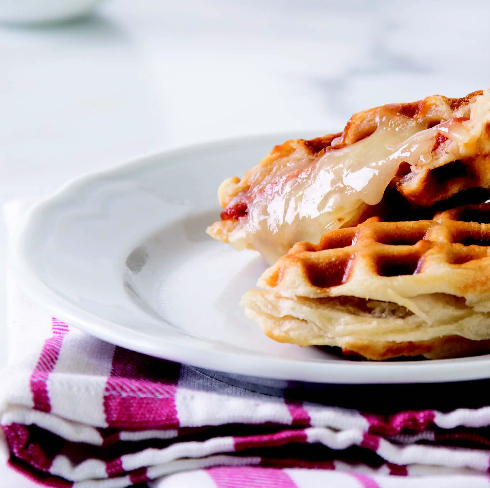 DASH-D-DBWM600-Flip-Belgian-Waffle-Maker-18