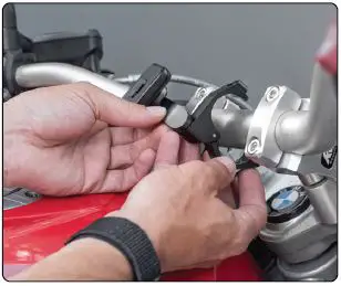 peak-design-M-MM-AB-BK-WEB-1-Motorcycle-Bar-Mount-for-Smartphone-fig-3