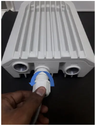 Cambium Networks V5000 Pole Mount Bracket Distribution Unit - Removing the cable clamp