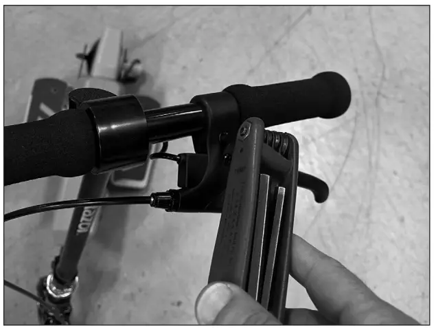 Razor W13112144011 Power Core E90 Sprint Brake Lever Replacement Procedures-fig4