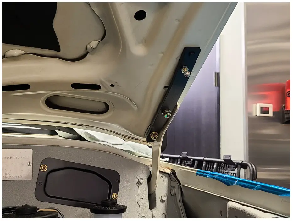 CRUISER HEAD 62 Series Hood Strut Kit