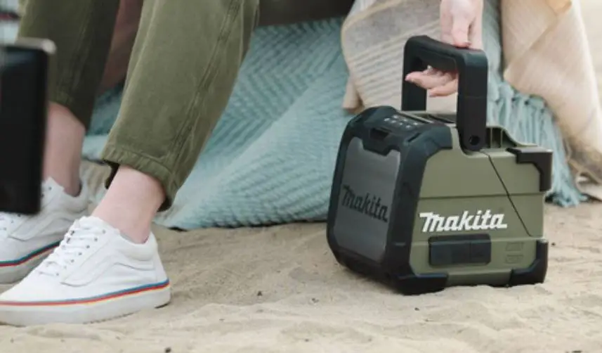 Makita Adrm08 Cordless Job Site Speaker Instruction Manual