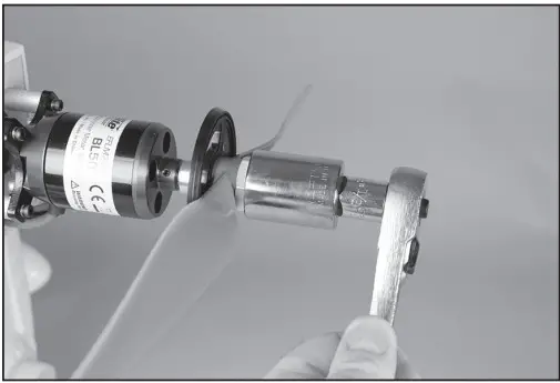 HORIZON HAN4775 Hanger 9 Ultra Stick - propeller nut on