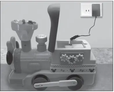 Disney-43210480-Minnie-6Volt-Train-and-Tracks-FIG-3