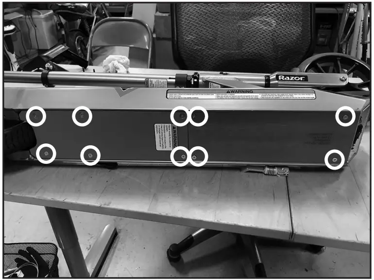 Razor W13111818003 E PRIME III Battery - Step 1