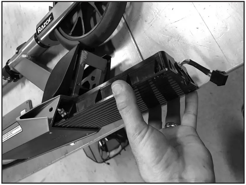 Razor W13111818003 E PRIME III Battery - Step 8