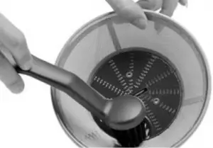 CLEANING THE JUICE DISC