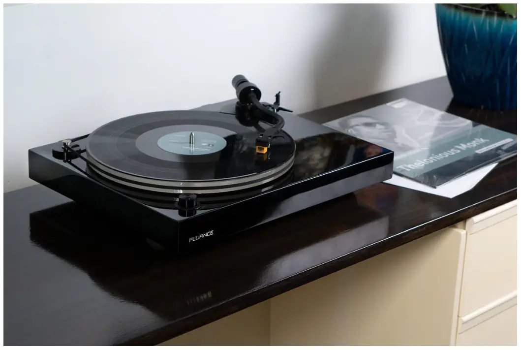 FLUANCE MP-110 Mid-Range Turntable With Nagaoka