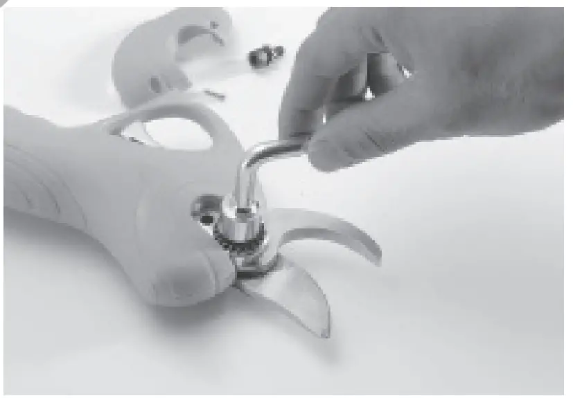 Blade tension adjustment