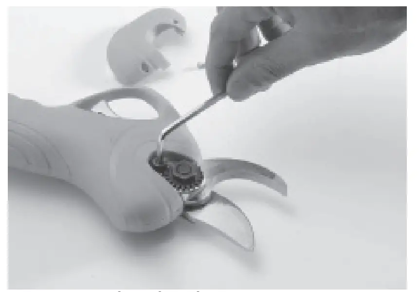 Blade tension adjustment