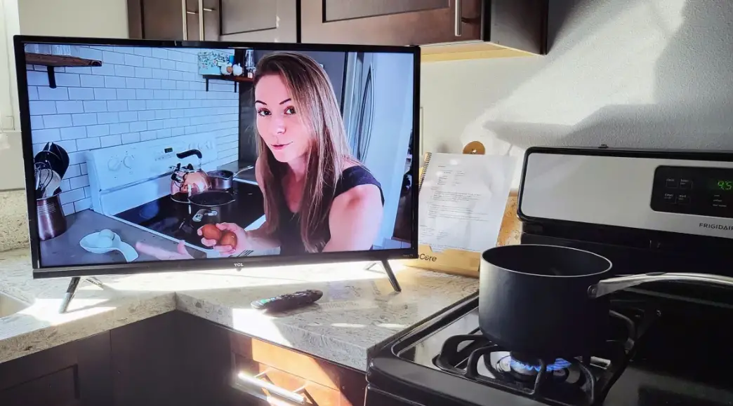 Tcl 32s331 3-series Roku Smart Tv User Guide Tcl 32s331 3-series Roku Smart Tv User Guide