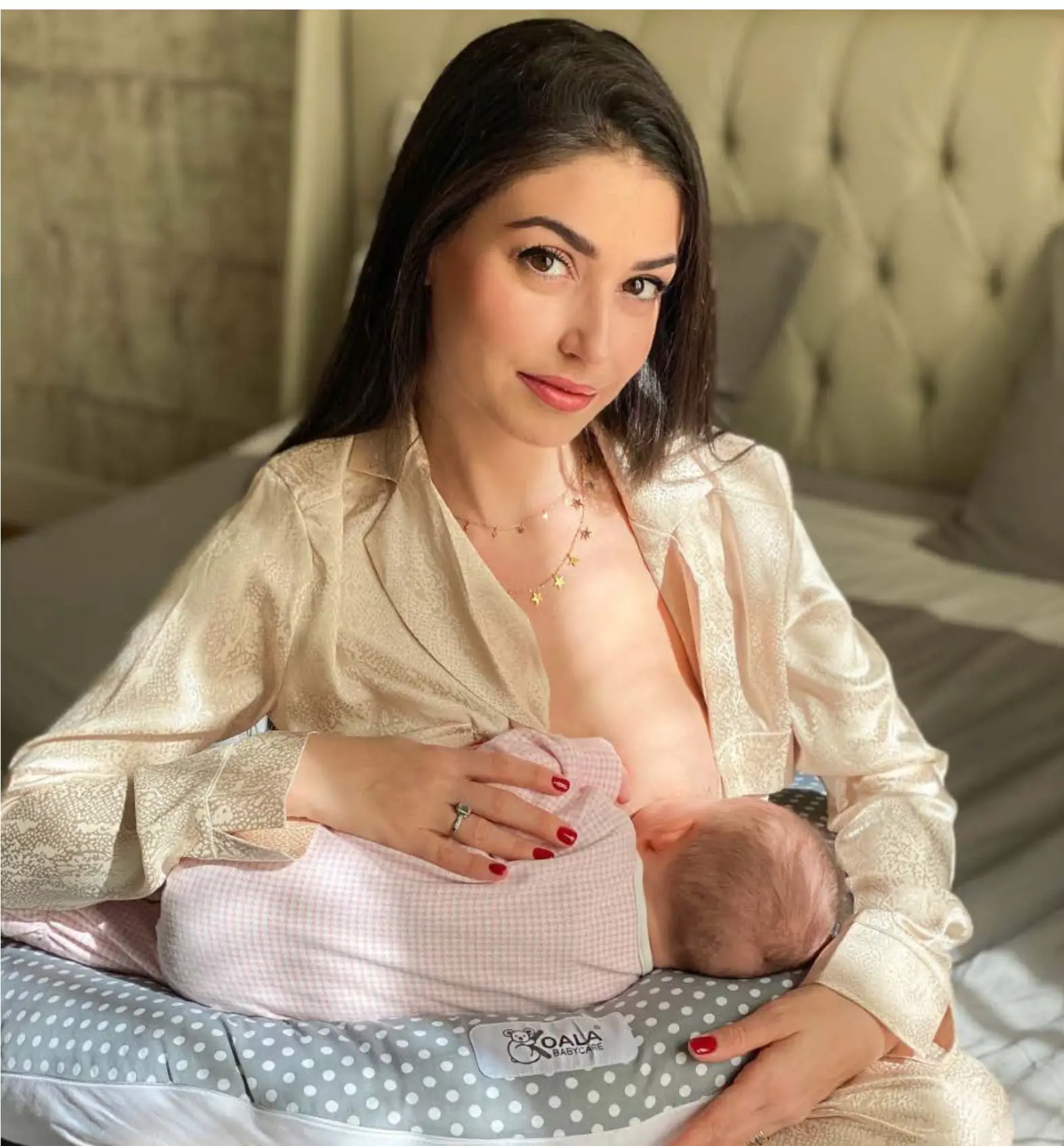 KOALA BABYCARE HUGS COMFY Multifunctional Pillow - How to use the pillow for feeding your baby