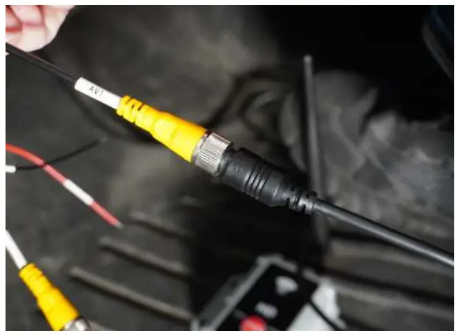 BRANDMOTION TRNS 2170 Wireless Transparent Trailer System - Connect the bezel camera