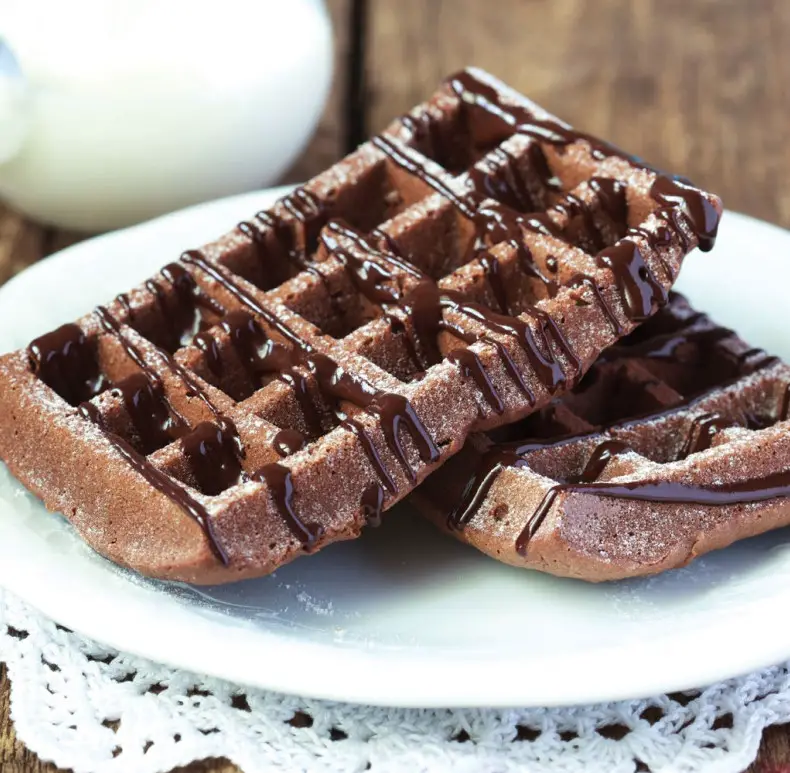 DASH DNMWM400 No Drip Waffle Maker - whipped cream