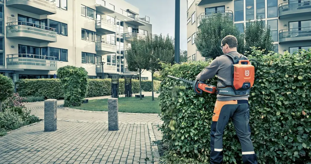 Husqvarna Bli550x Backpack Battery User Manual Husqvarna Bli550x Backpack Battery User Manual