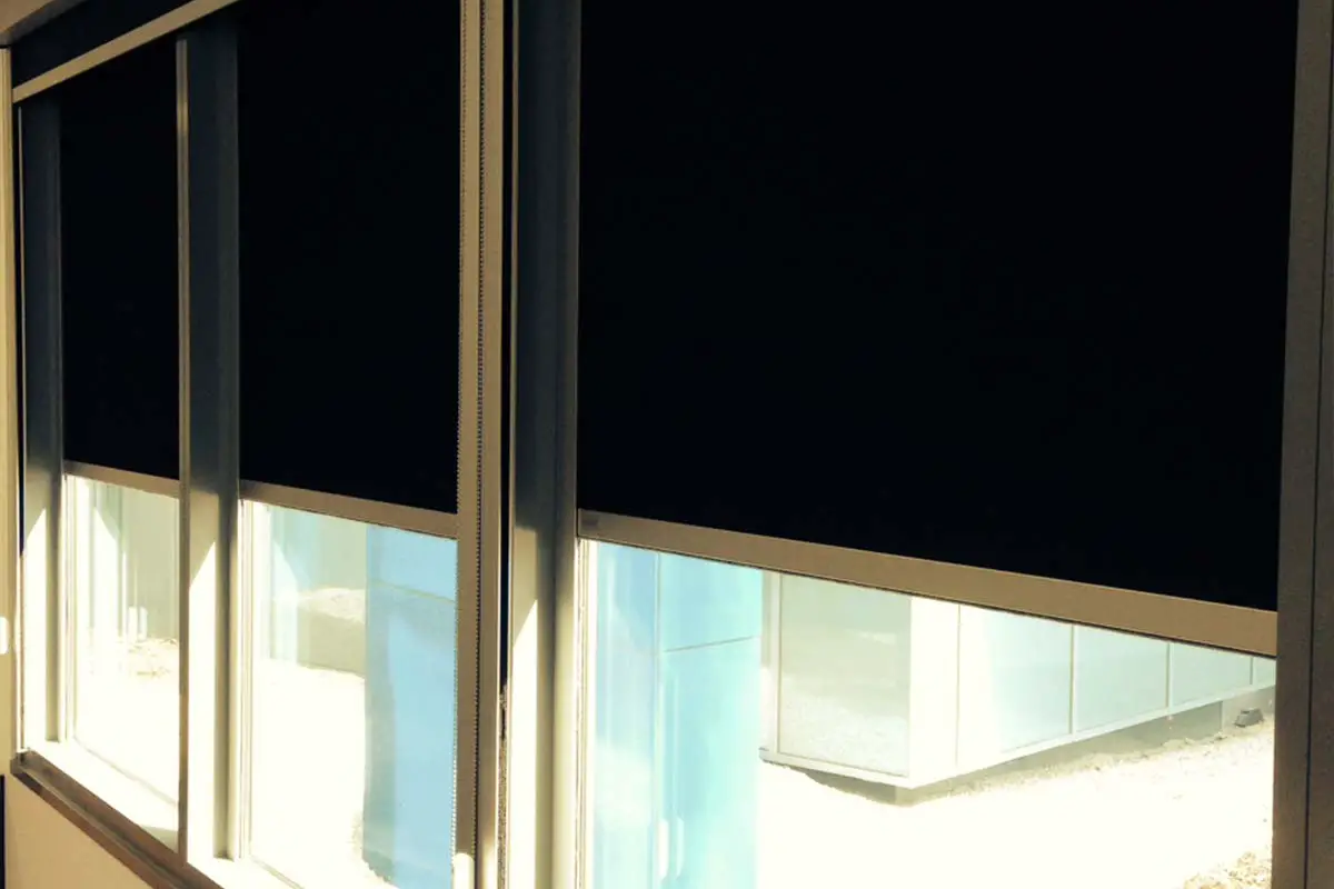helioscreen-Total-Blackout-System-product