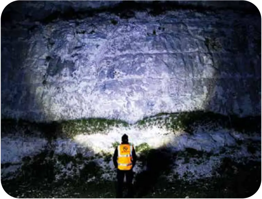 NightSearcher NSHTZOOM700R Fully Adjustable Spot to Flood Beam Head Torch - Flood Beam 2