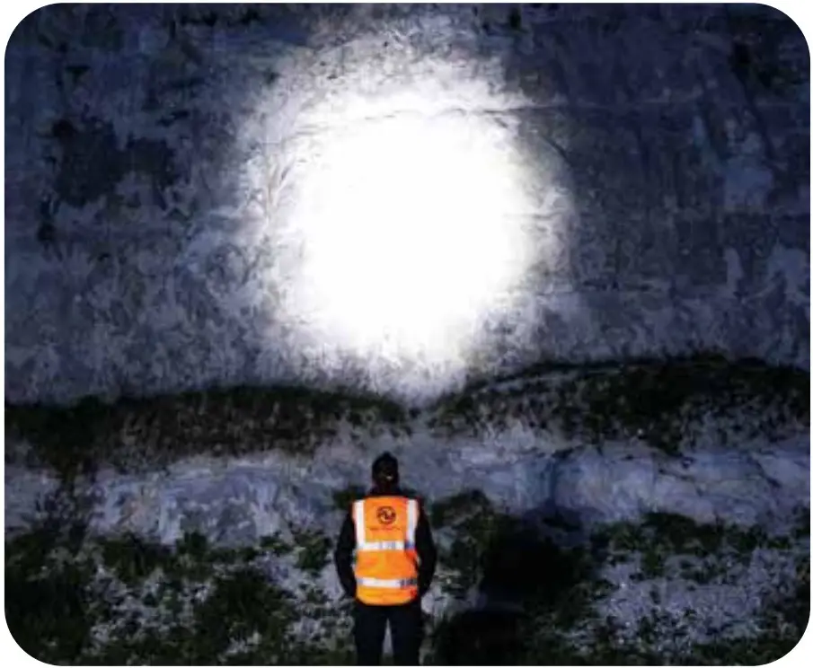 NightSearcher NSHTZOOM700R Fully Adjustable Spot to Flood Beam Head Torch - Spot Beam