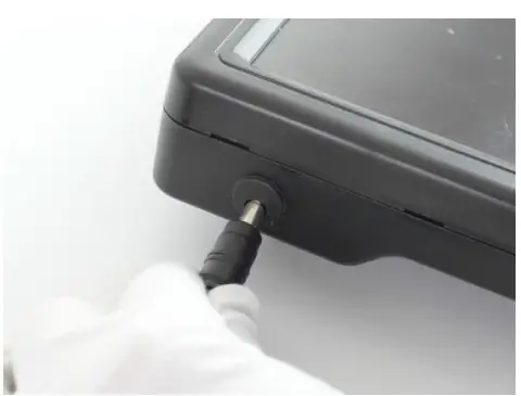 pro ENGINEERS Rotating Dual-Camera Endoscope - Battery charging 2