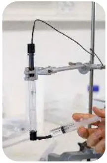 UNISENSE Nitrous Oxide Sensors - Injecting calibration liquid