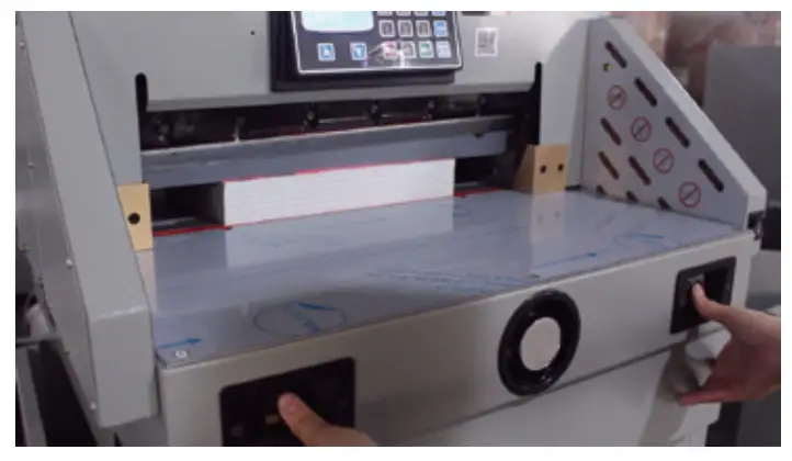 Colordowell 4606S Precise Paper Cutting Machine - control