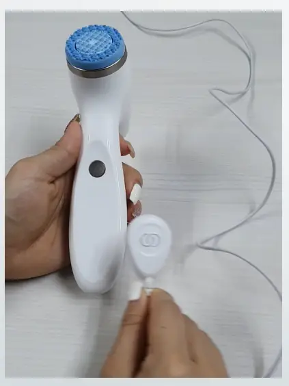 ageLOC-LumiSpa-Essential-Facial-Cleansing-Kit-FIG- (2)