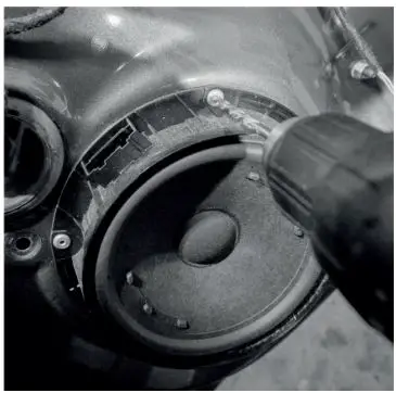 DLS CRUISE CRPP-2.6CX 2 Way Coaxial Speaker User Manual - Use a 4mm drill to remove the rivets