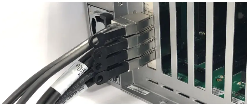 ONE STOP SYSTEMS 4U Pro 16 Slot Daisy Chain Mode Expansion System - Connect Link Cables