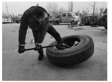 MADDOX 58758 Manual Truck Tire Changer - Tire1