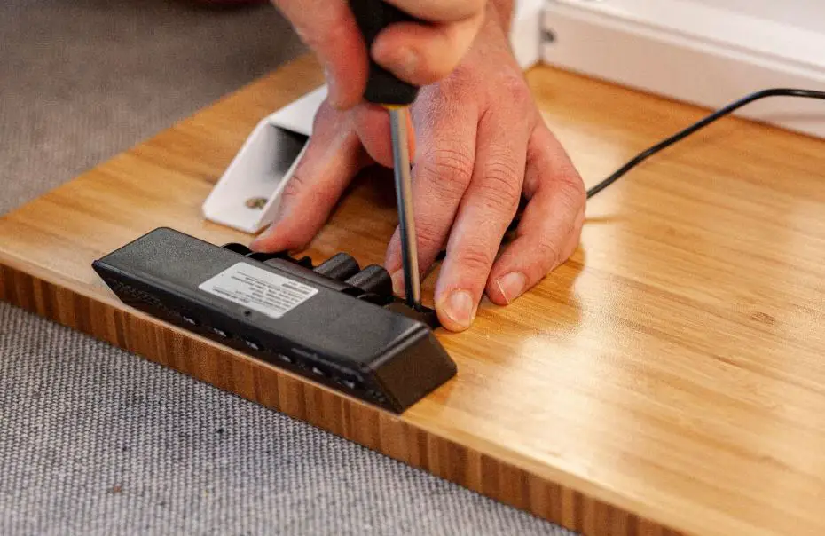 UpDown Desk PRO-Series Electric Standing Desk User Guide - One of the benefits of the electric Pro‐Series desk