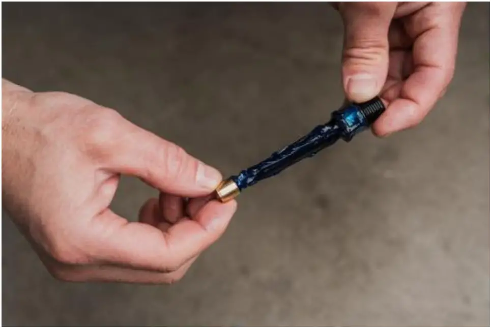 OneUp Components Aluminum Flat Pedals - GREASE AXLE 2