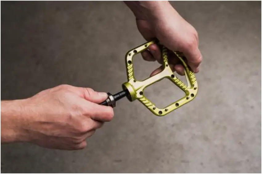 OneUp Components Aluminum Flat Pedals - INSTALL AXLE